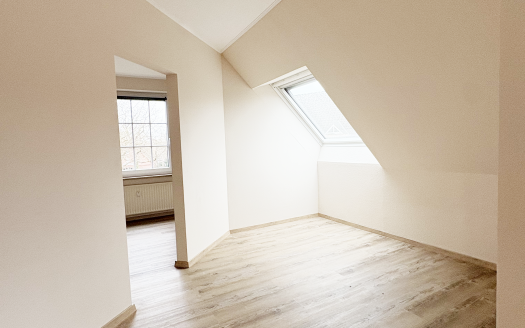 Charmante 2-Zimmer-Dachgeschosswohnung im Herzen von Hanstedt mit Balkon & Tiefgaragenstellplatz