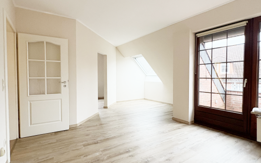 Charmante 2-Zimmer-Dachgeschosswohnung im Herzen von Hanstedt mit Balkon & Tiefgaragenstellplatz